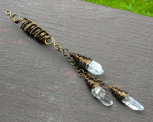 A close up view of a Triple Crystal Dread Bead.