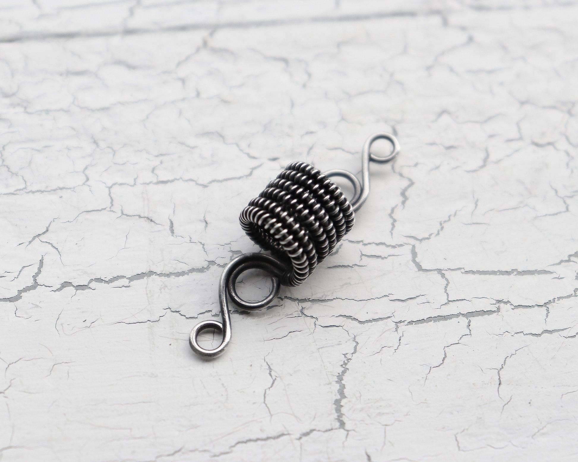 A top view of a Elegant Silver Dread Bead.
