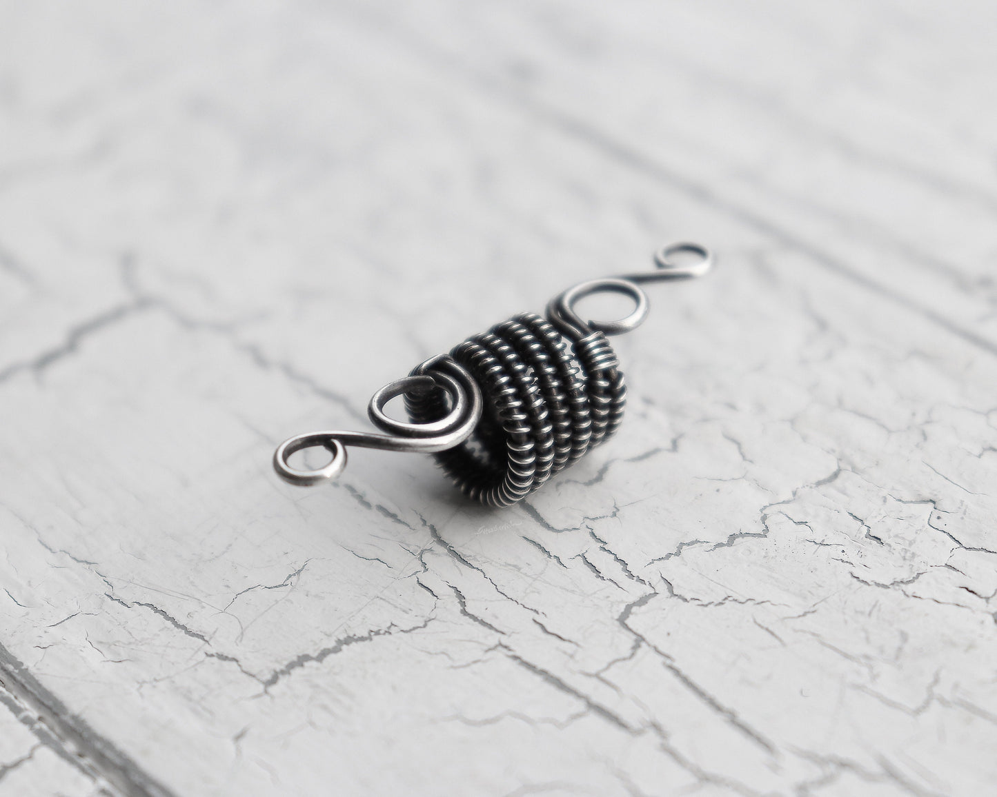 A back view of a Elegant Silver Dread Bead.