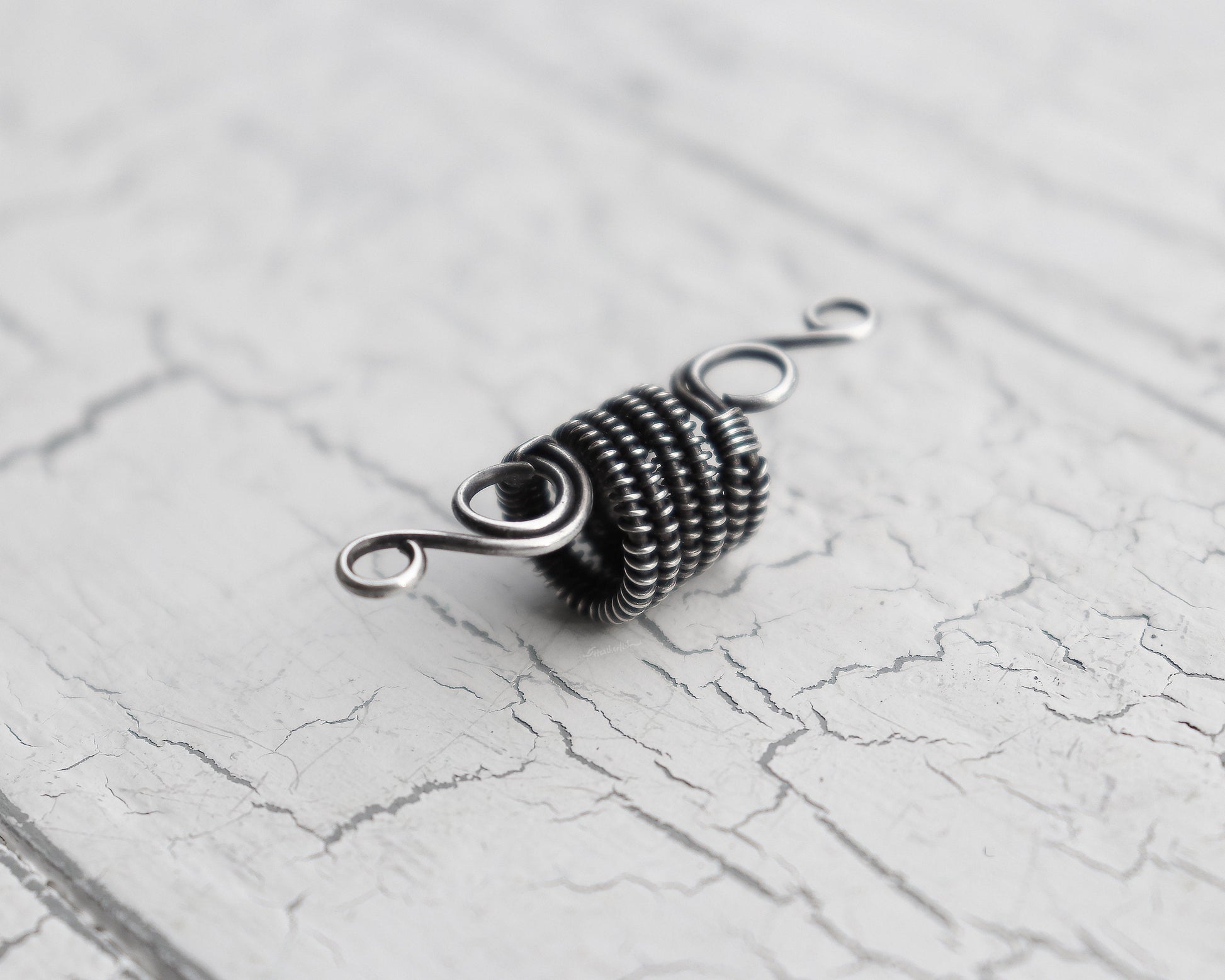 A back view of a Elegant Silver Dread Bead.