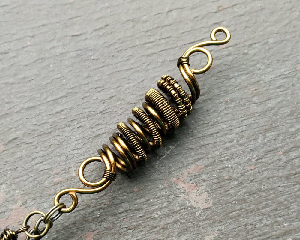 A close up view of a Triple Crystal Dread Bead.