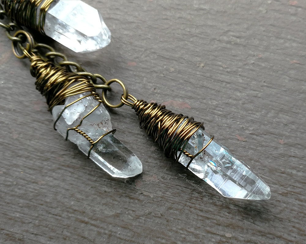 A close up view of a Triple Crystal Dread Bead.