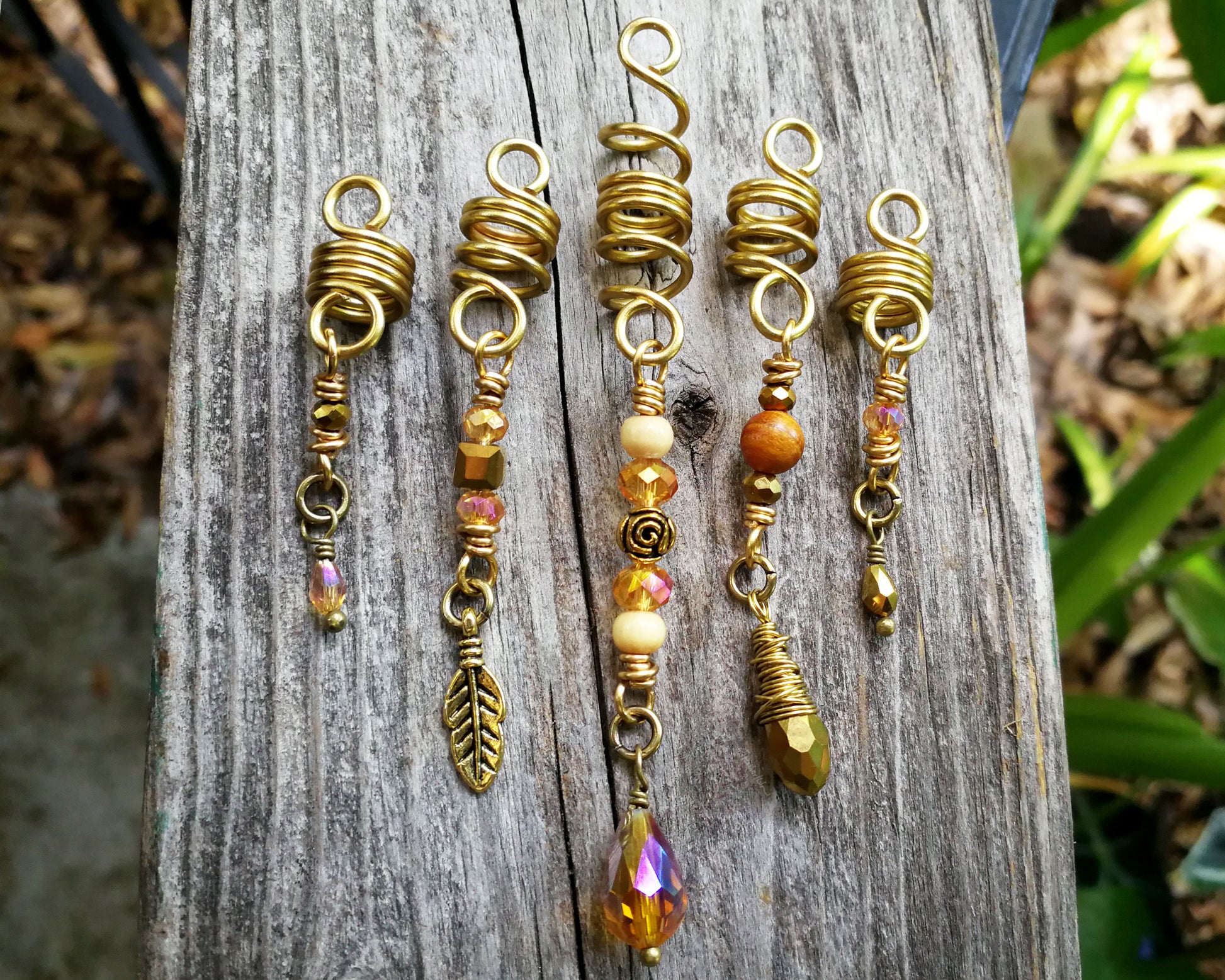 A top view of a Set of 5 Gold Amber Loc Beads.