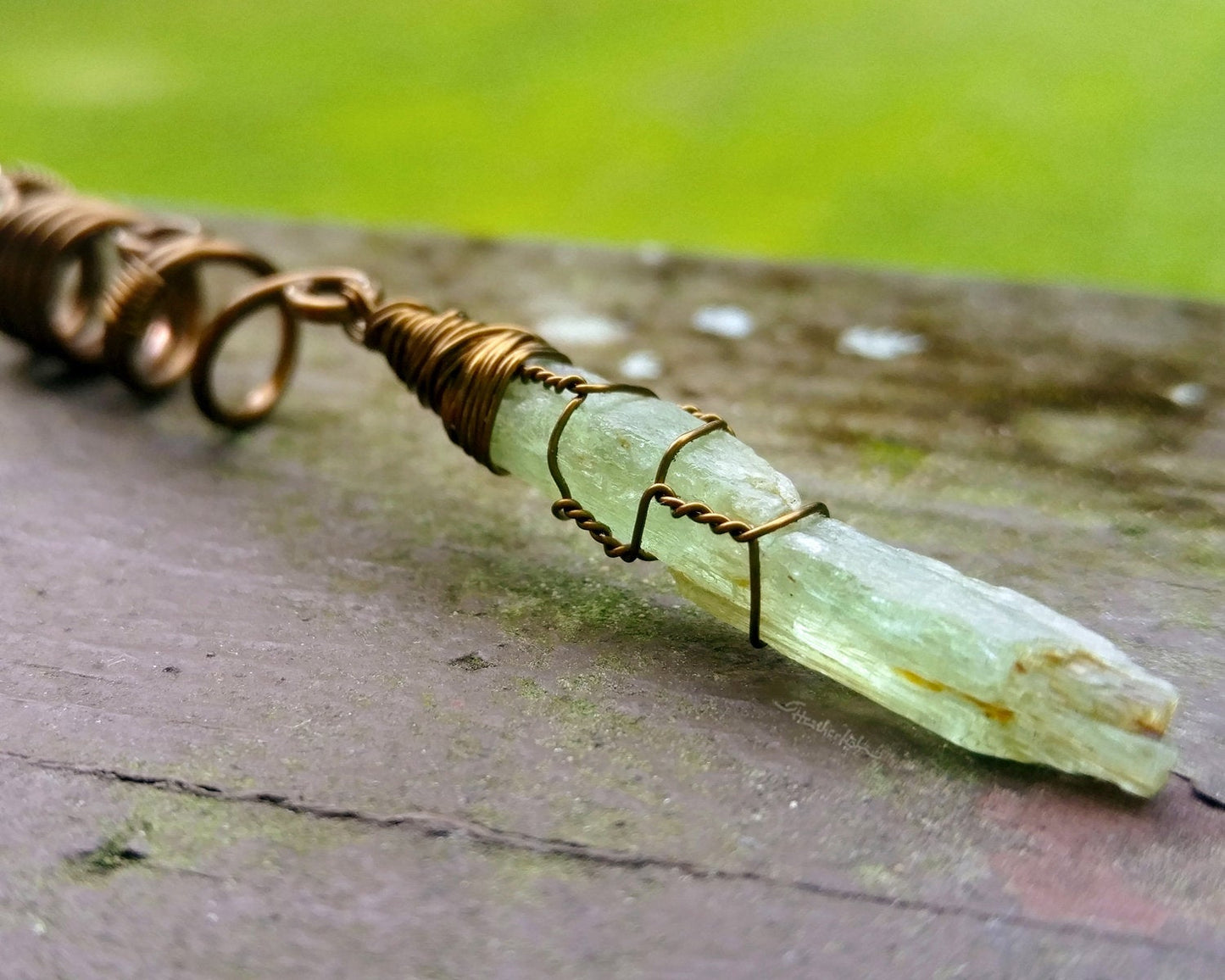 A close up of a Green Kyanite Dread Bead.