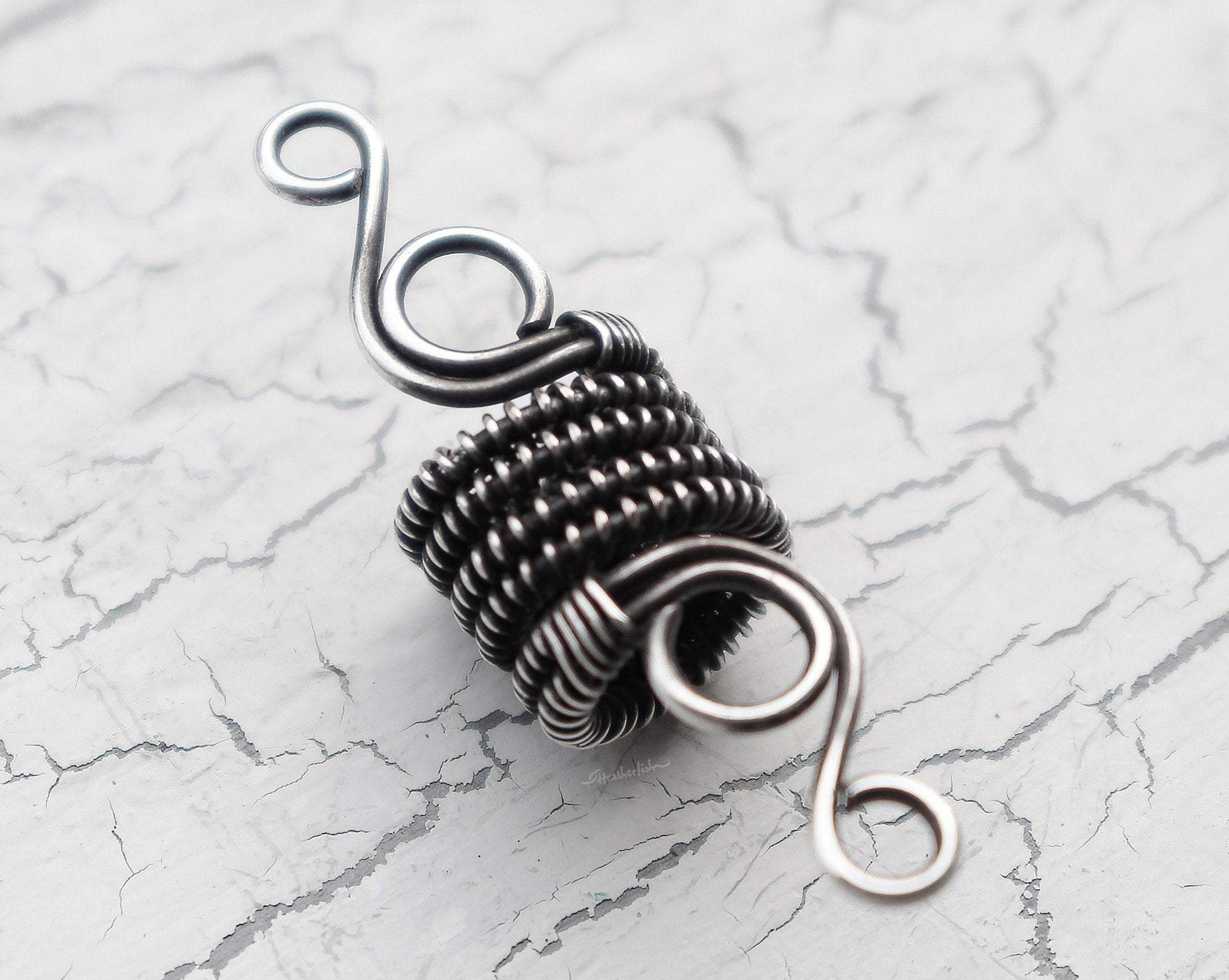 A top view of a Elegant Silver Dread Bead.