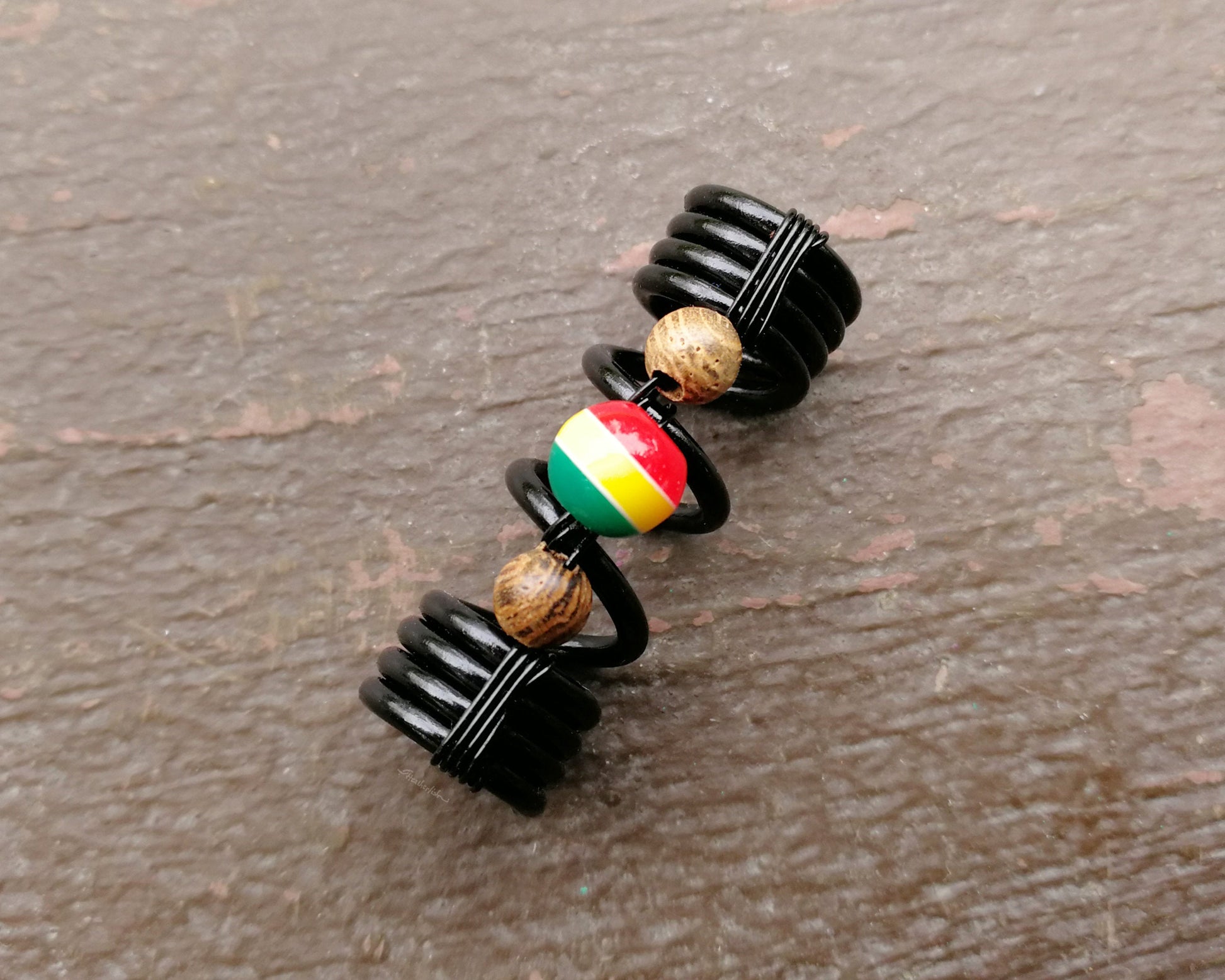 A top view of a Striped Rasta Dread Bead.